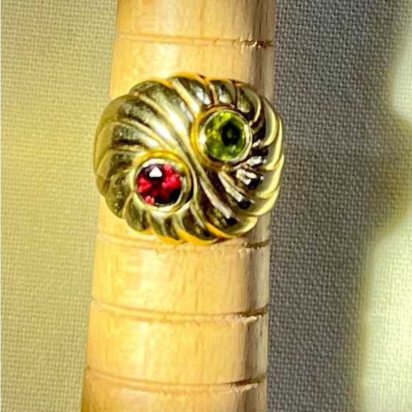 Vintage 14K Gold Garnet and Peridot Ring - Picture 4 of 16